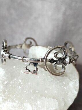 Unsigned Vintage Skeleton Key Bangle Bracelet Silver Tone